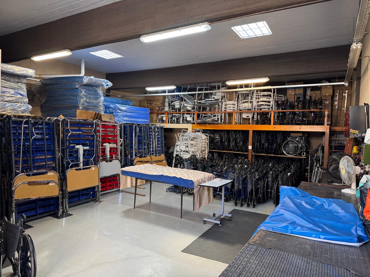 Nuestro depósito con amplio stock de equipamiento ortopédico listo para entrega inmediata